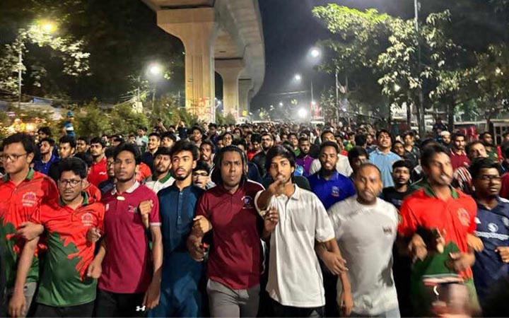 লাকী আক্তারের গ্রেফতার দাবিতে মধ্যরাতে উত্তাল ঢাবি